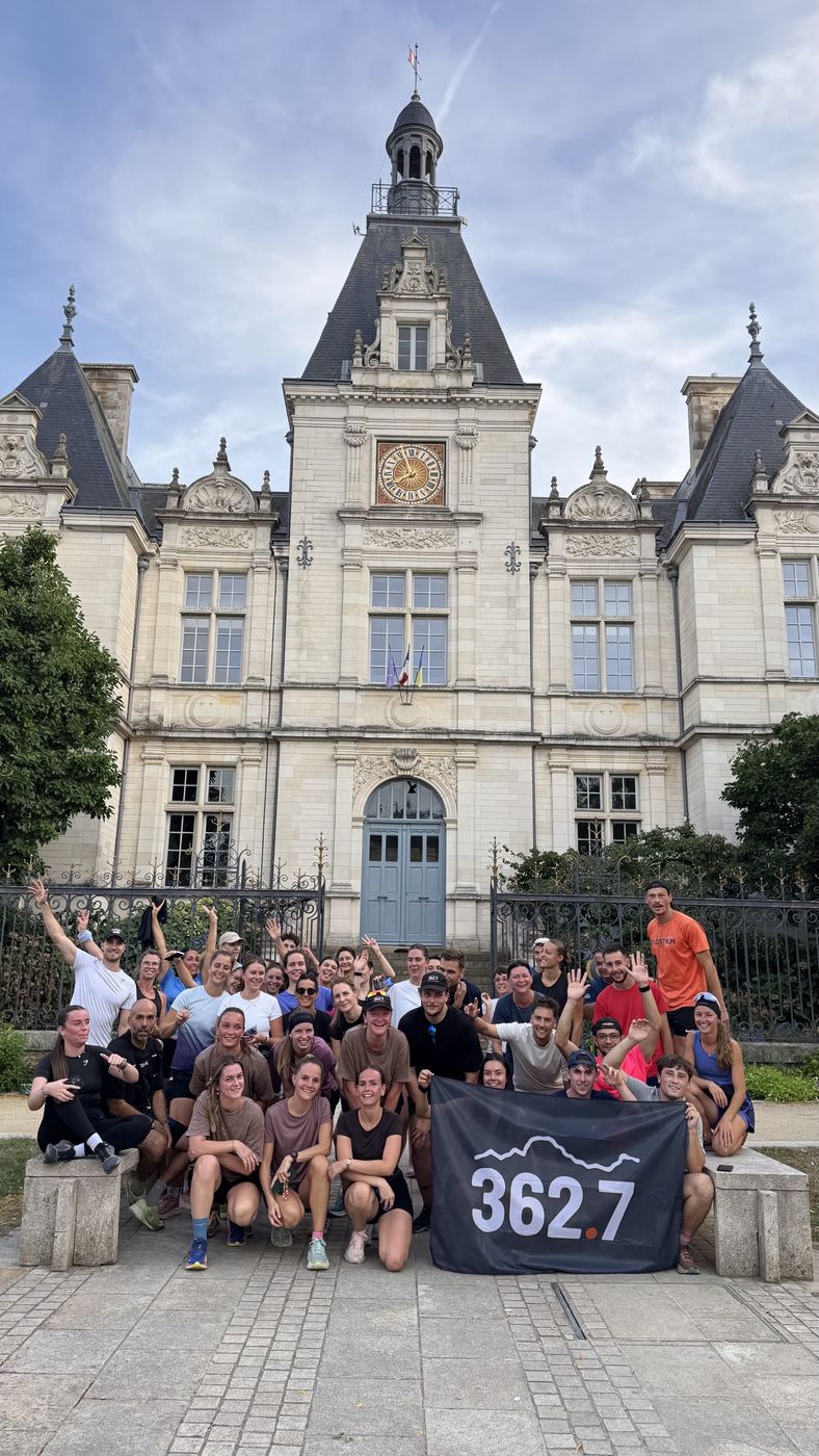 Les coureurs du Point Run devant l'hôtel de ville de Château-Gontier, avec le drapeau 362.7